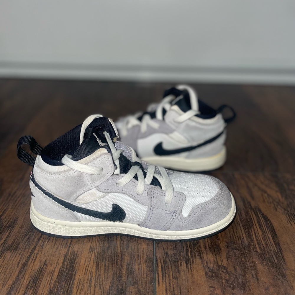 Jordan Kids High-Top Sneakers in Light Gray, White and Black
